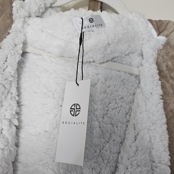 ⭐️40% Off⭐️ Socialite Hooded Sherpa Throw Poncho - Picture 2 of 14